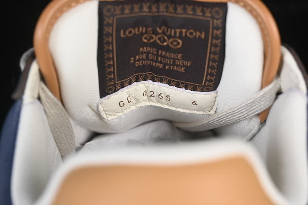 Close-up of the tongue label and interior markings