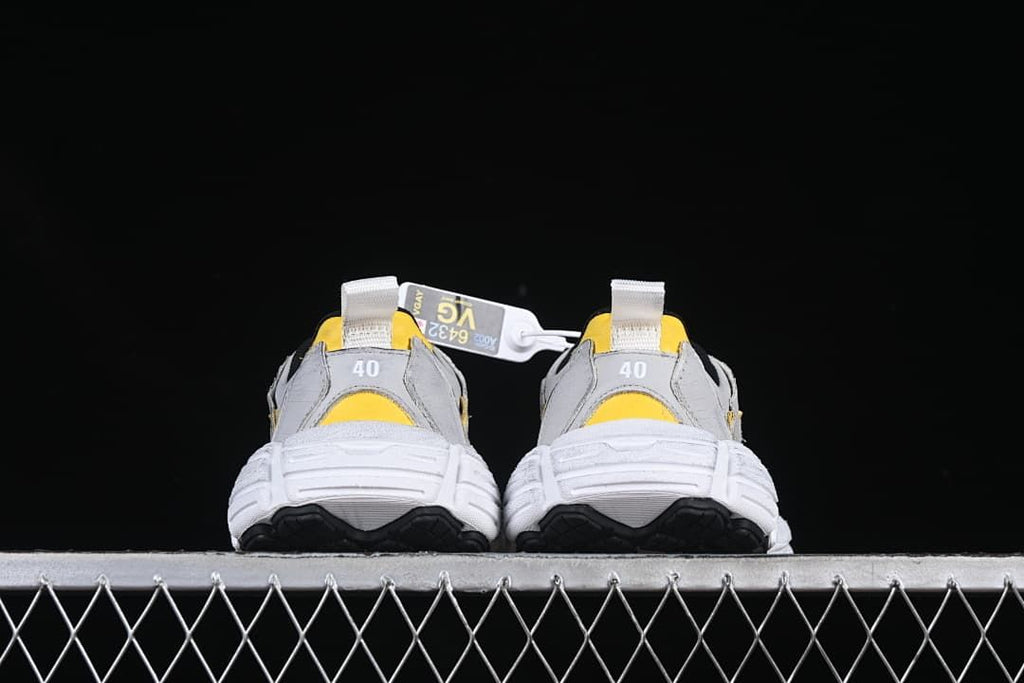 Rear view of both sneakers, each marked size 40