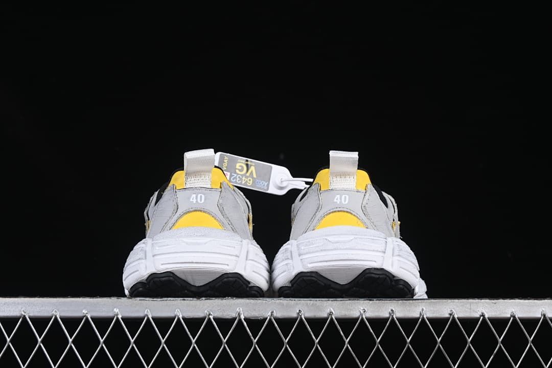 Rear view of both sneakers, each marked size 40