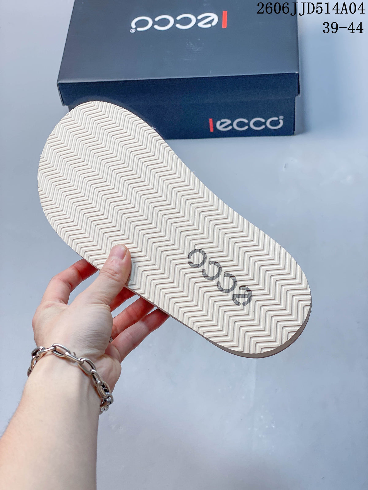 View of the sandal outsole with a repeating zigzag tread; image overlay shows style code 2606JJD514A04 and sizes 39–44.