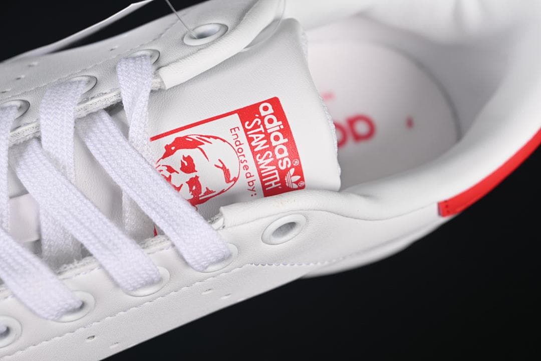 Close-up of the tongue label and white laces