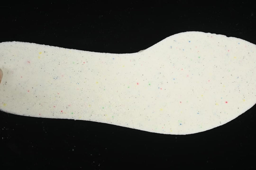 Light insole with multicolor flecks