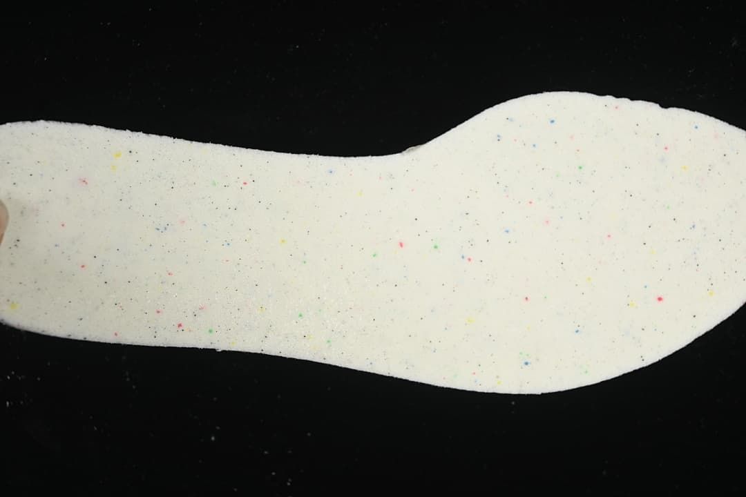 Light insole with multicolor flecks