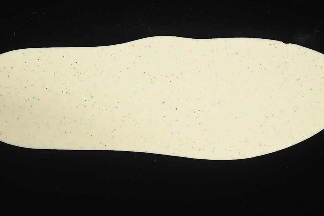 Light-colored insole with multicolor speckles