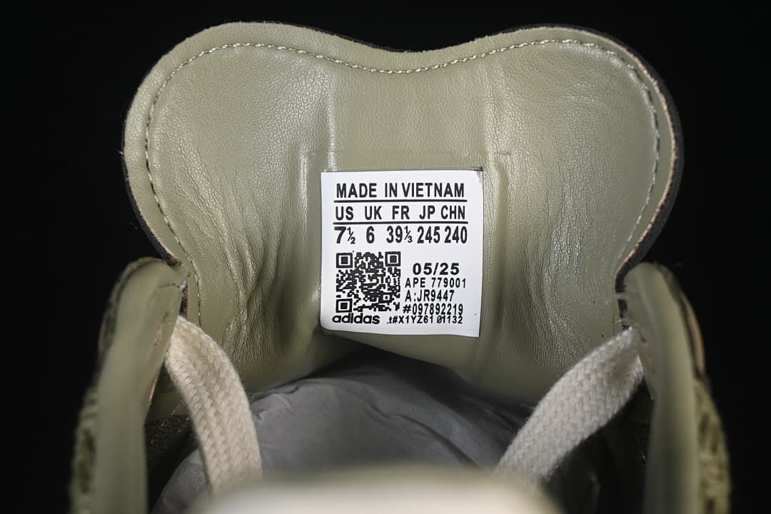 Tongue label showing size information and JR9447 code