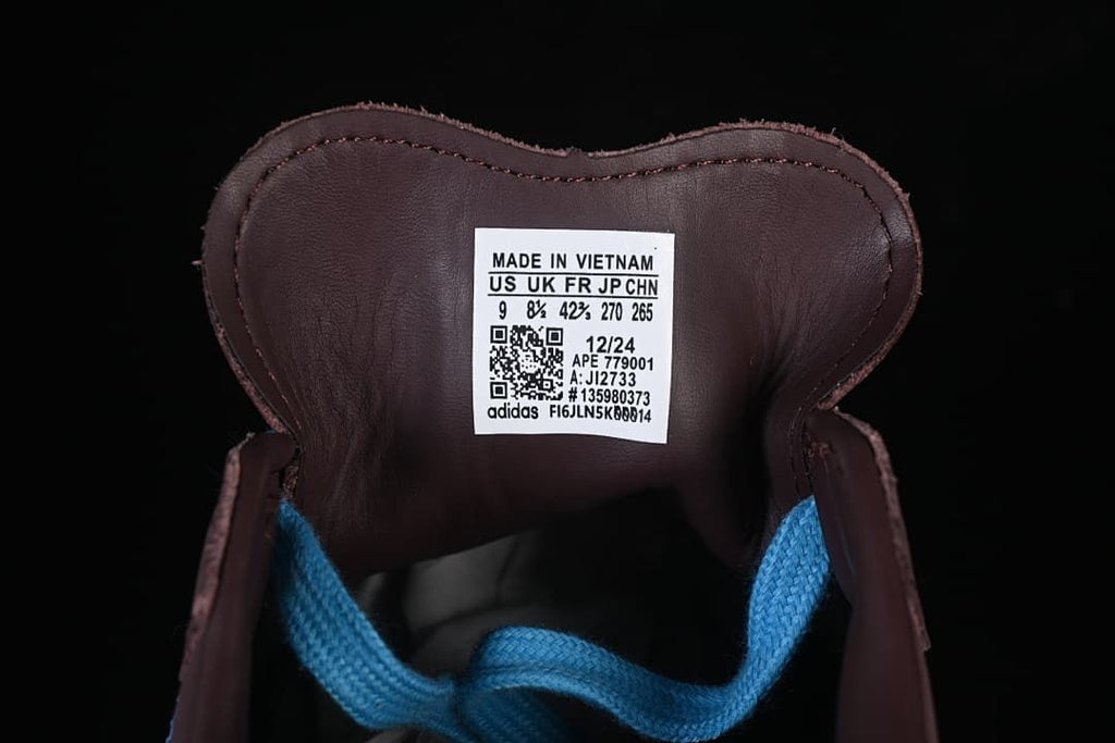 Tongue label showing a photographed sample size of EU 42 2/3.