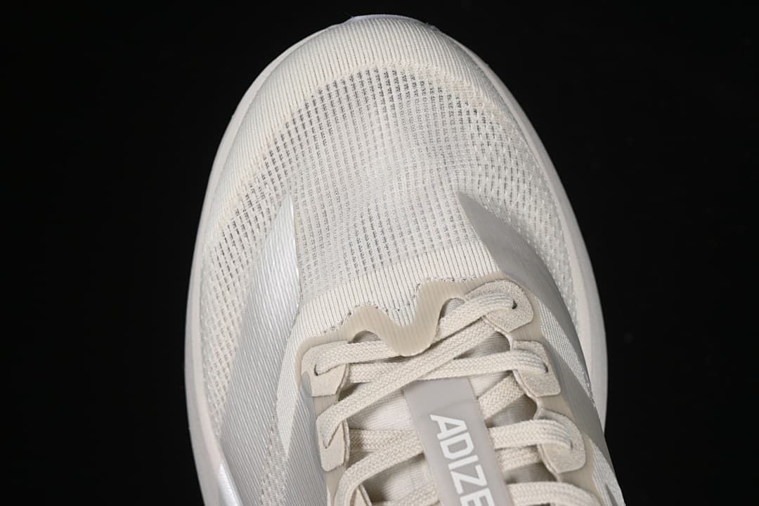 Top view of the shoe toe and lacing