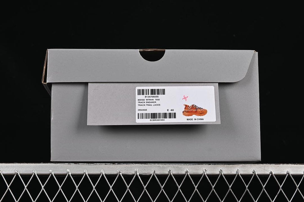 Sneaker box label showing orange color and size E 40