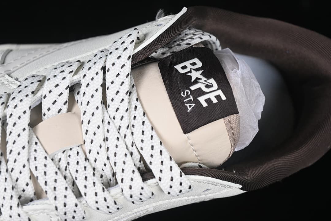 Close-up of the tongue label, laces, and dark collar lining
