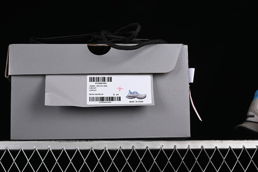 Shoebox label identifying the Circuit model and beige mix blue color