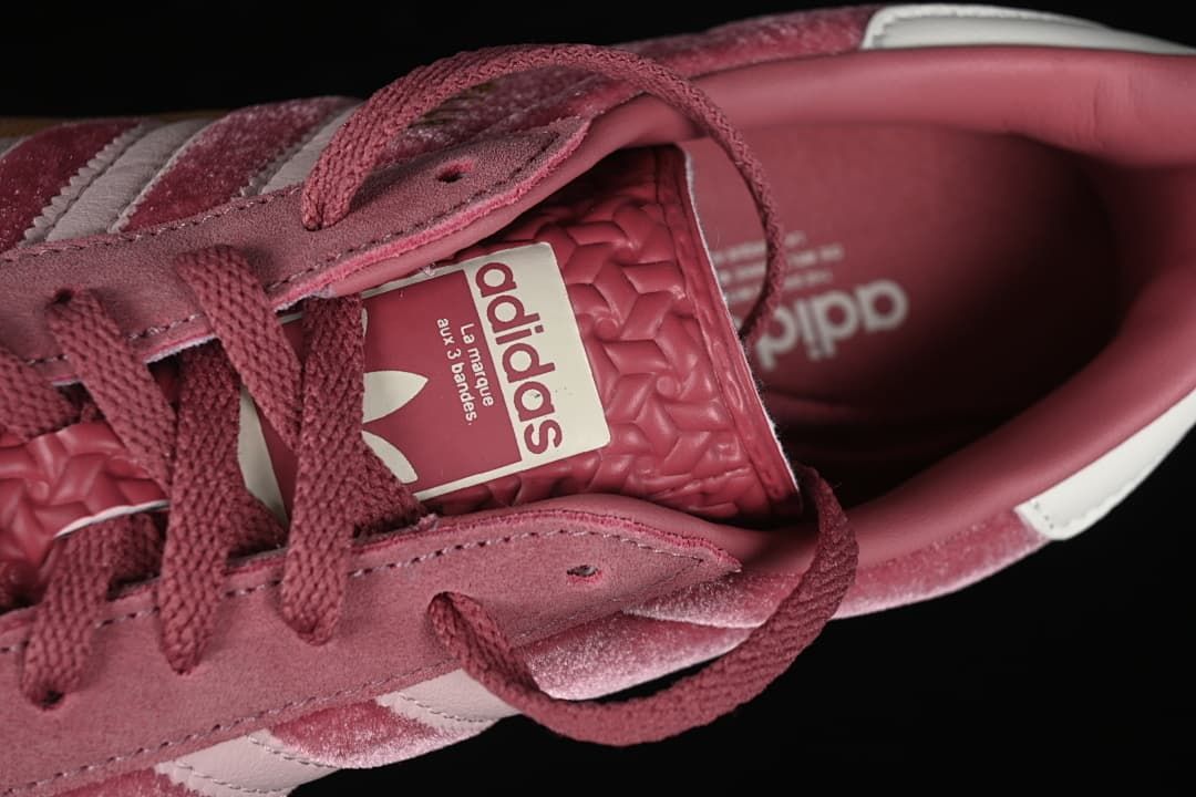 Top detail of the laces, tongue branding, and padded collar