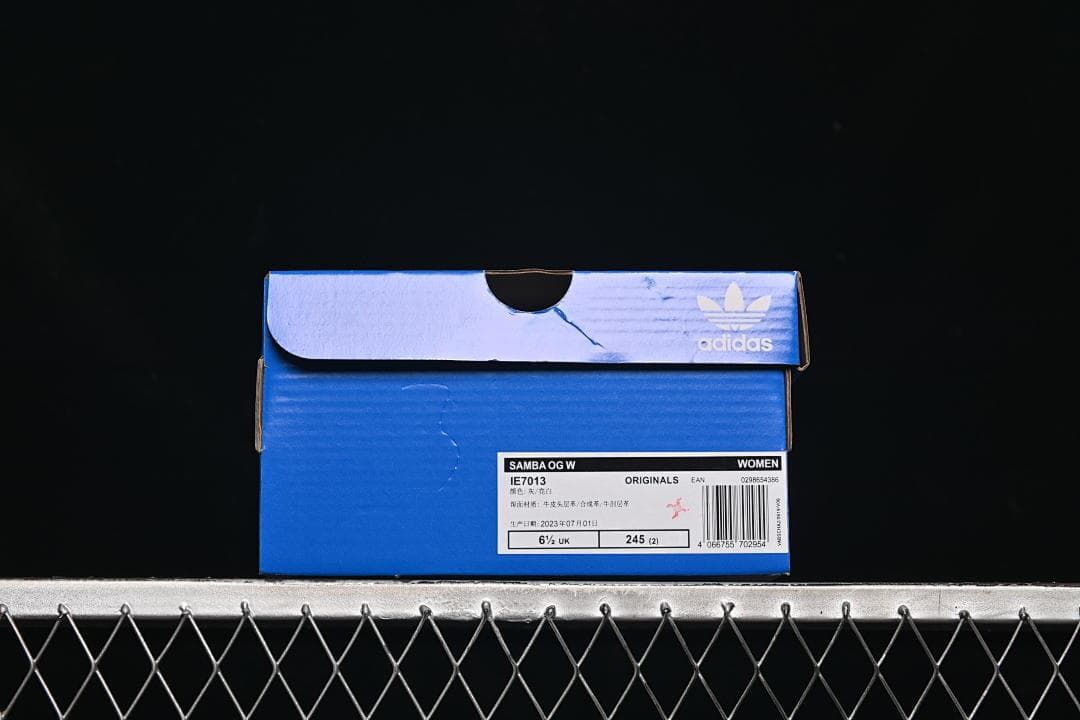 Blue product box label identifying Samba OG W, style IE7013, with sample sizing.