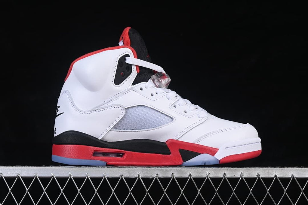 Side profile highlighting the mesh panel and contrasting midsole