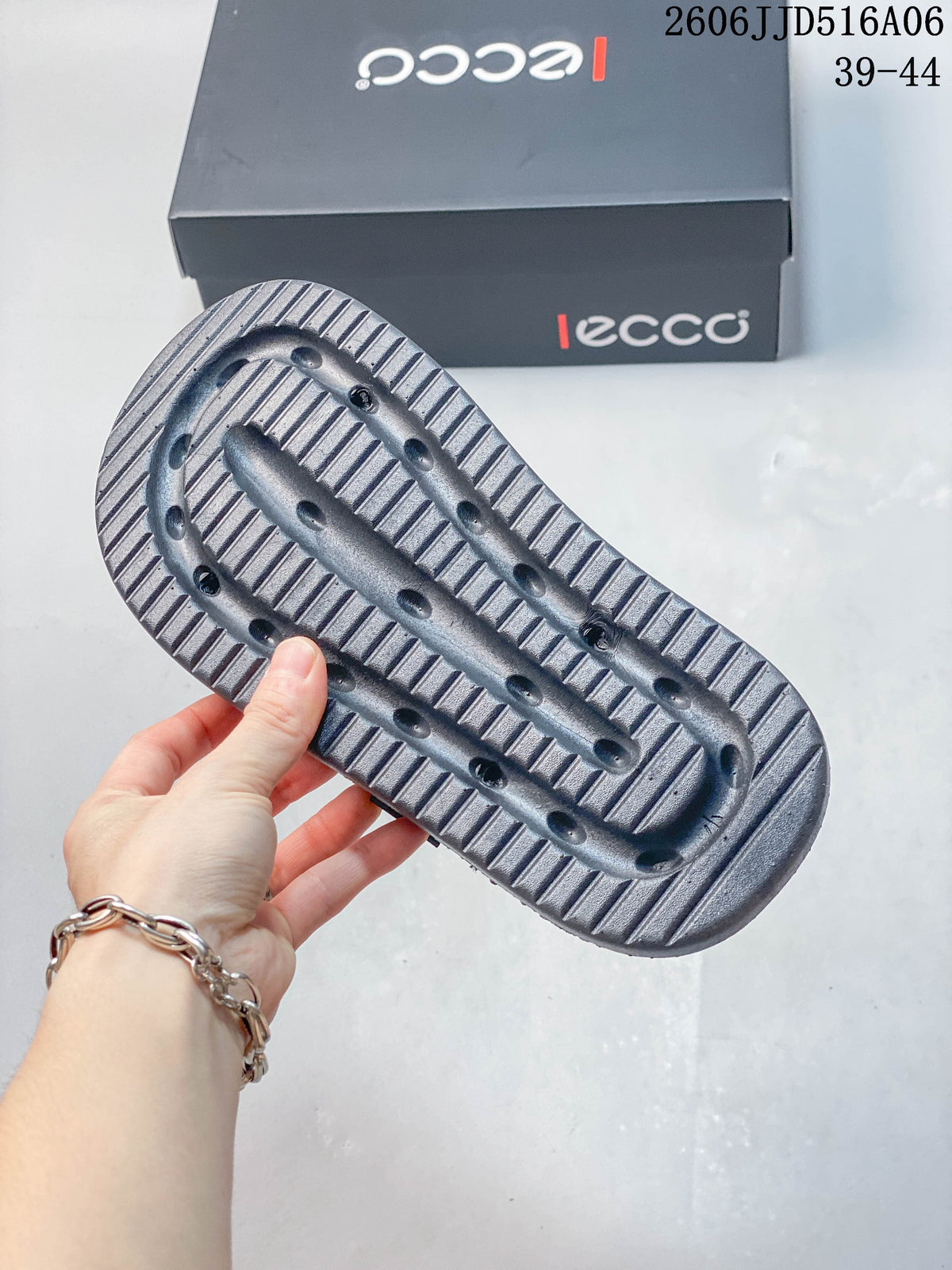 Close-up of the sandal's ridged outsole beside the shoebox; the image shows size range 39–44.
