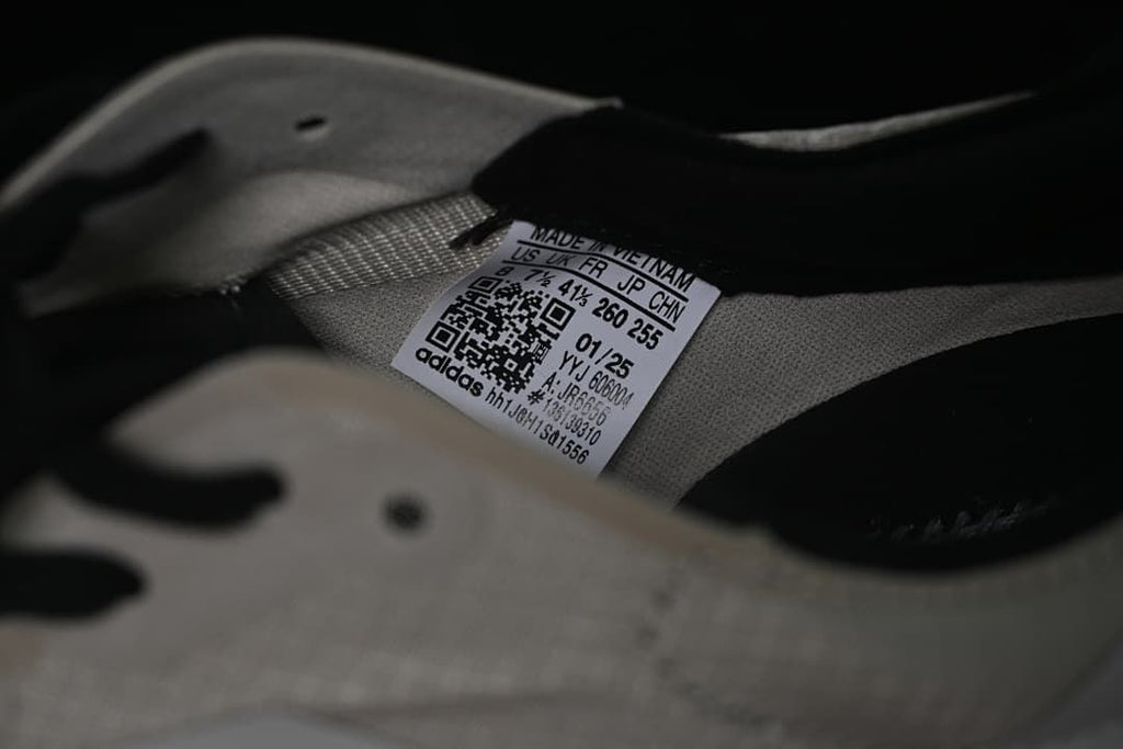 Close-up of the shoe's interior label, showing a photographed sample marked US 7½, EU 41⅓, JP 260 and CN 255
