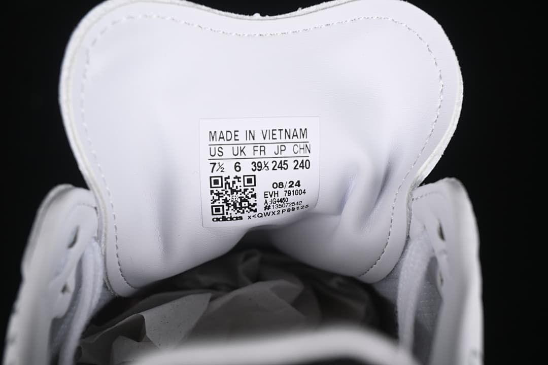 Sneaker tongue size label showing a photographed sample size.