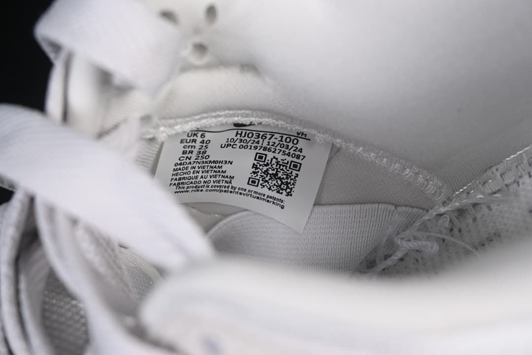 Inside shoe size label showing EU 40 and style code HJ0367-100