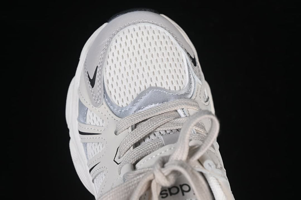 Top view of the mesh-look toe and lacing