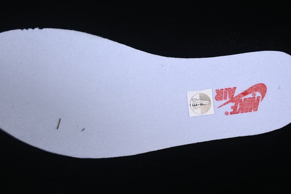 Light-colored insole with a size sticker