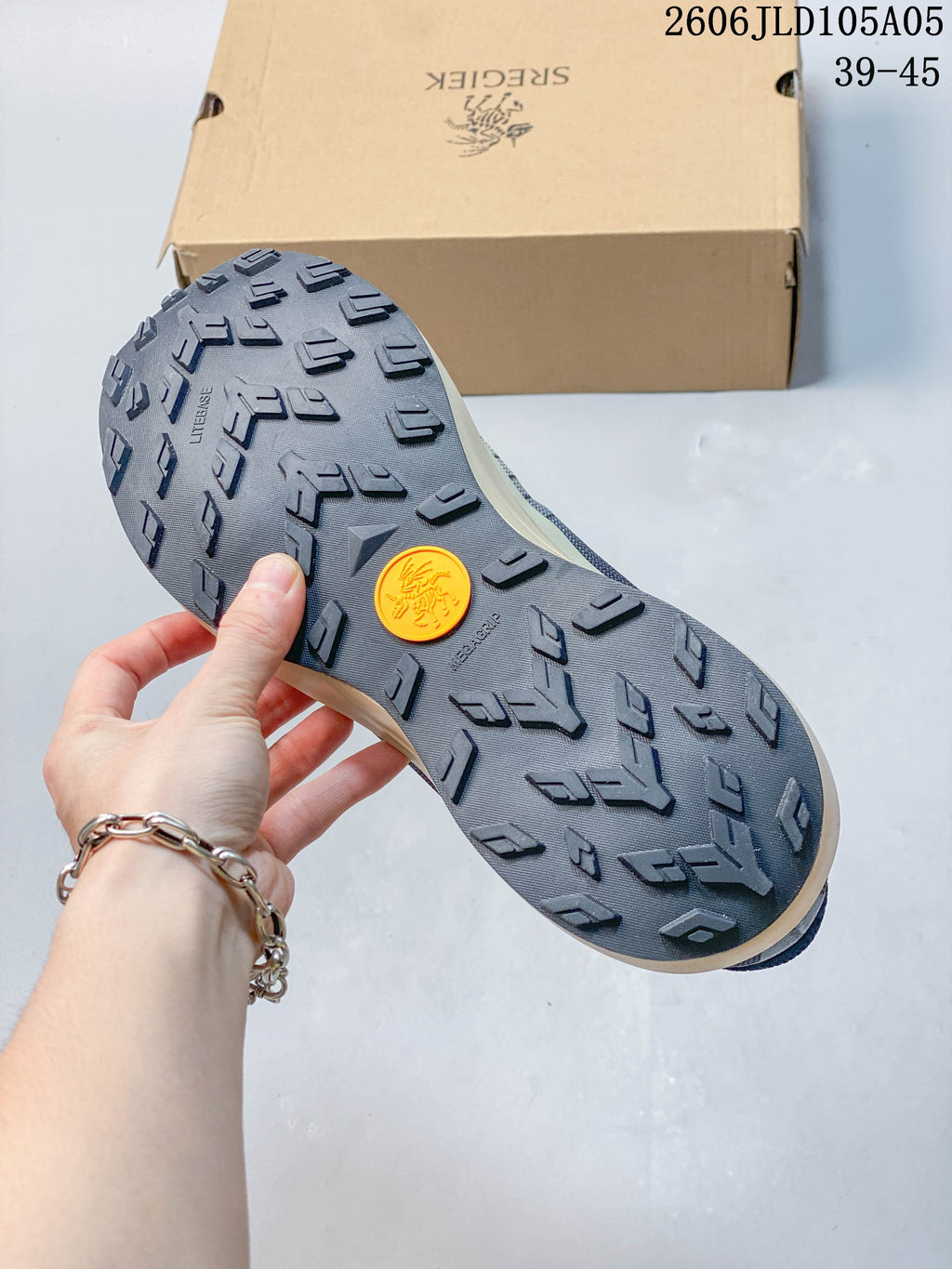 Close-up of the lugged outsole on a SREGIEK Norvan 2556 GTX sneaker; image text shows sizes 39–45.