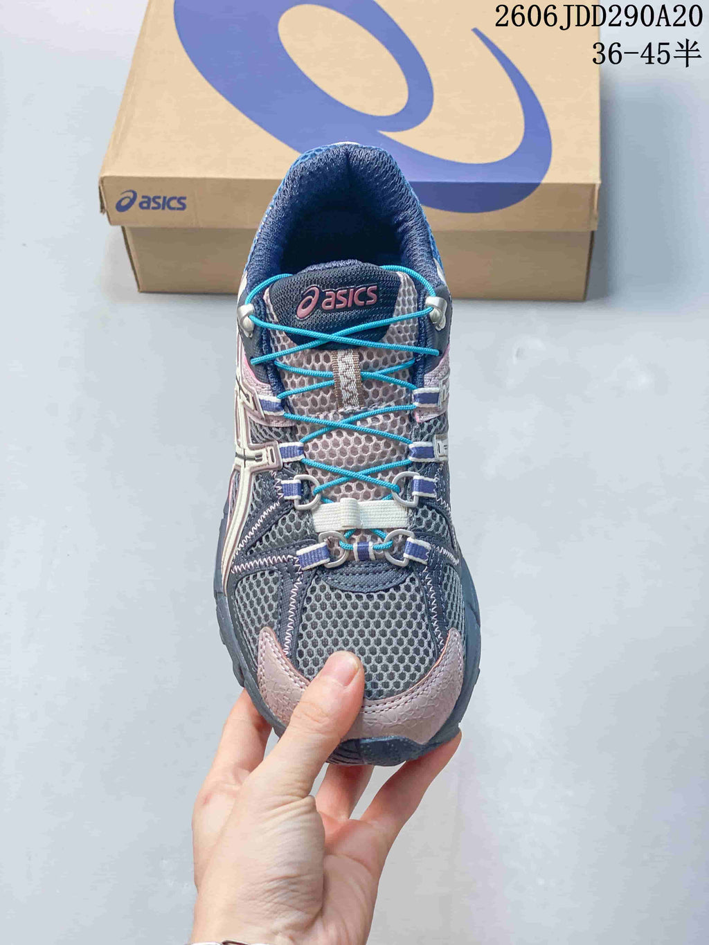 Top view of the ASICS Tiger Gel-Kahana 8 shoe and its lace arrangement