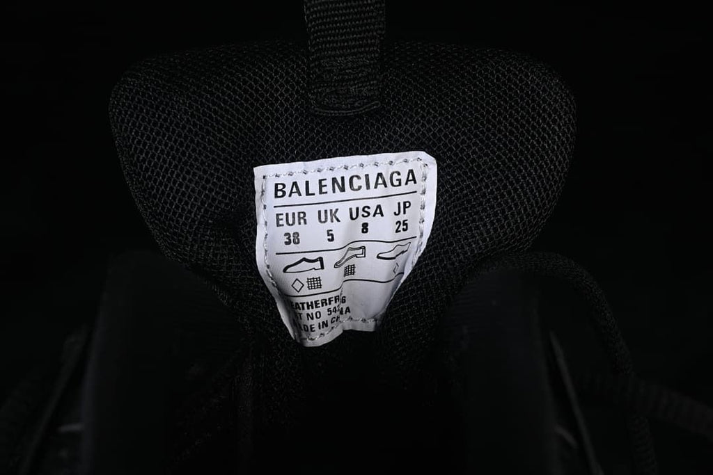 Sneaker tongue label showing EU 38, UK 5, USA 8 and JP 25
