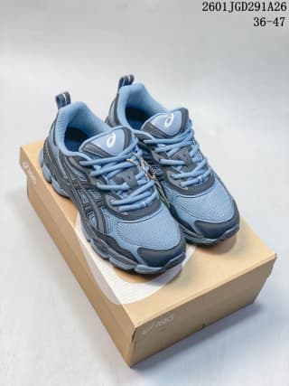 Pair of blue-gray ASICS GEL-NYC RGD sneakers displayed on a product box; image text shows code 2601JGD291A26 and sizes 36–47.