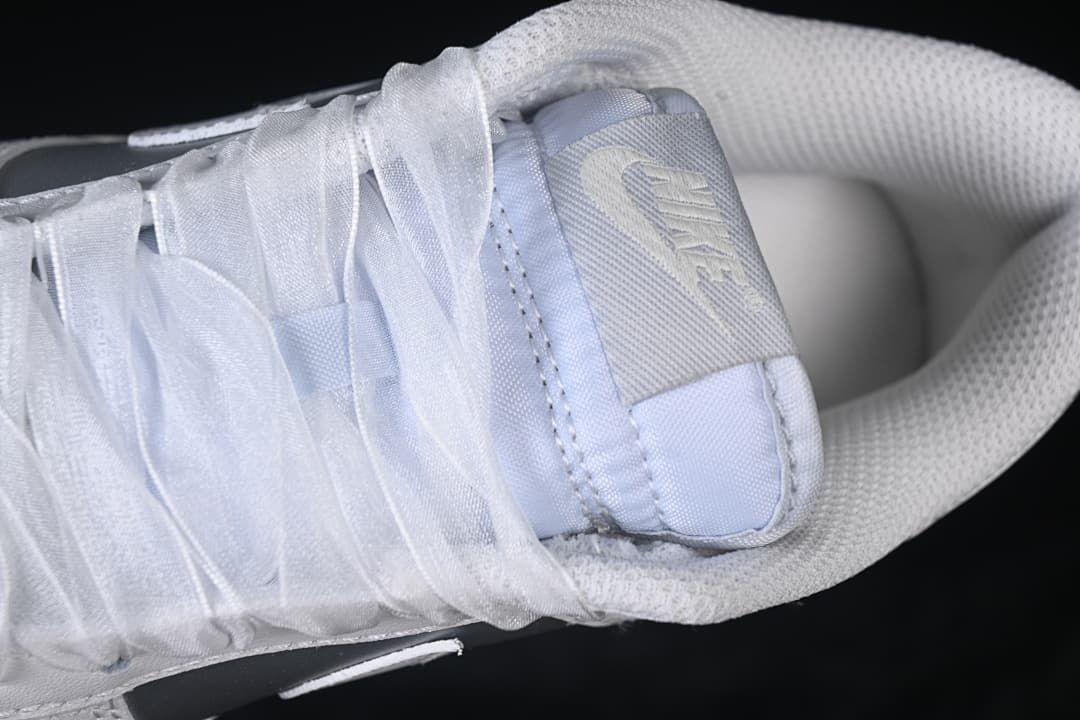 Close-up of the tongue, laces and padded collar
