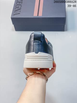 Rear view of the sneaker showing its heel and white outsole; box shows size range 39–46.