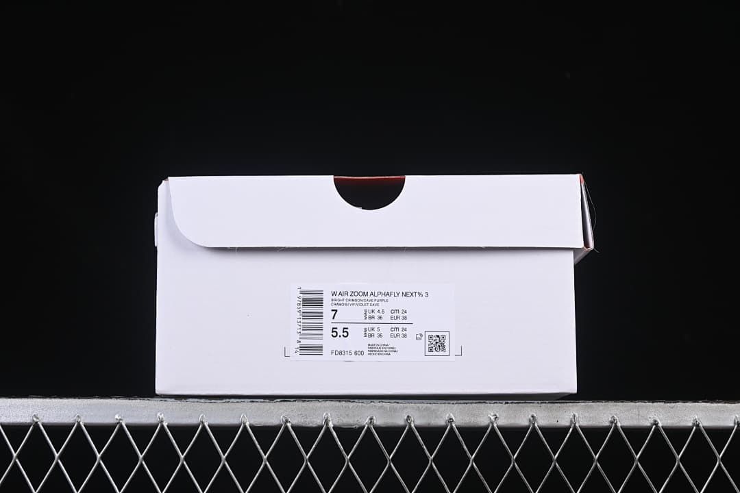 Shoe box label displaying model, color, and sample size information