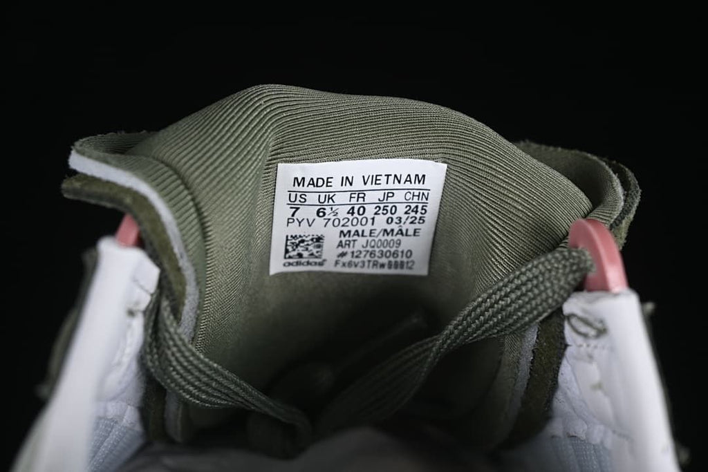 Tongue label showing US 7, UK 6½, EU 40, JP 250, and CHN 245 for the photographed sample