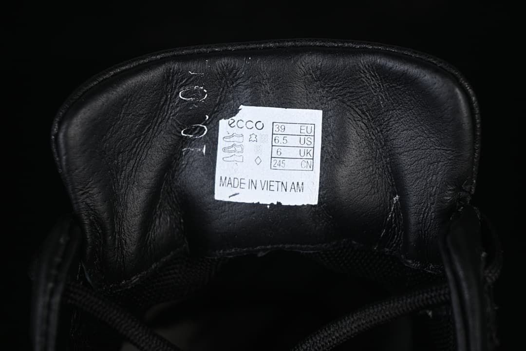 Tongue size label showing EU 39 and other size references