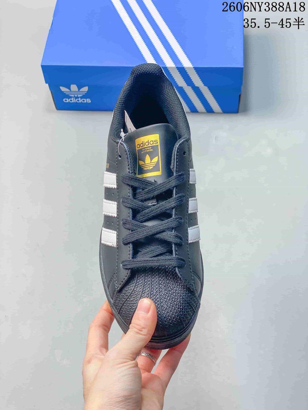 Front view of a dark gray lace-up sneaker with a textured shell toe; image overlay reads “35.5–45.5.”