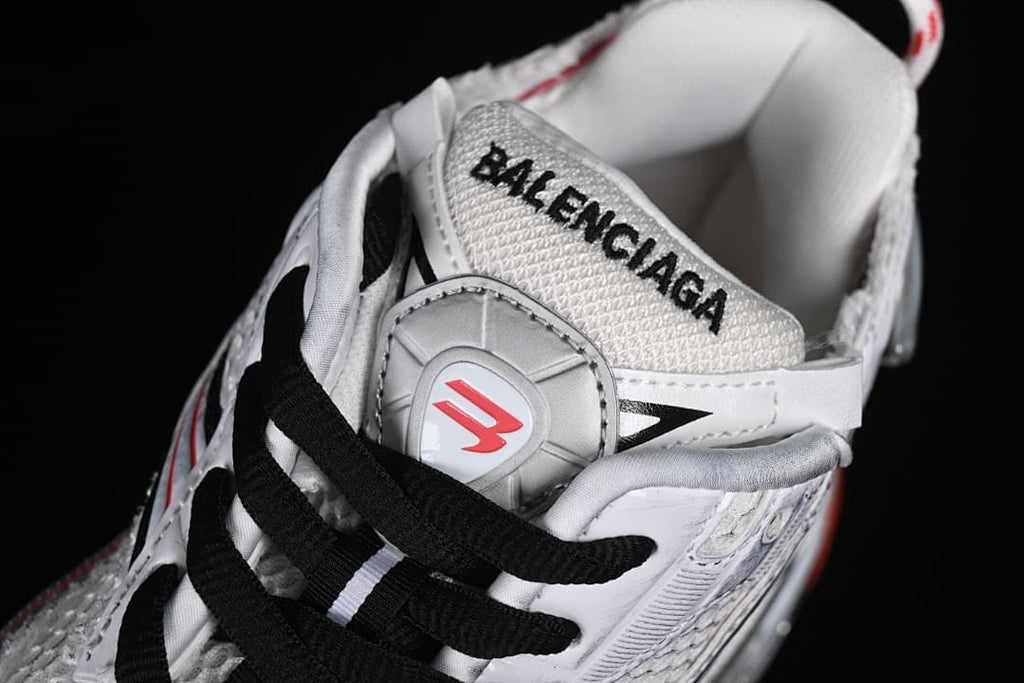 Close-up of the tongue, black laces and padded opening.