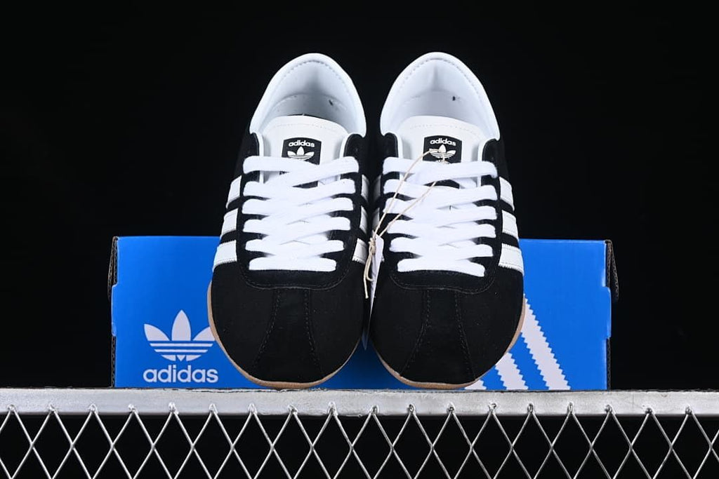 Front view of the sneakers positioned on the shoebox