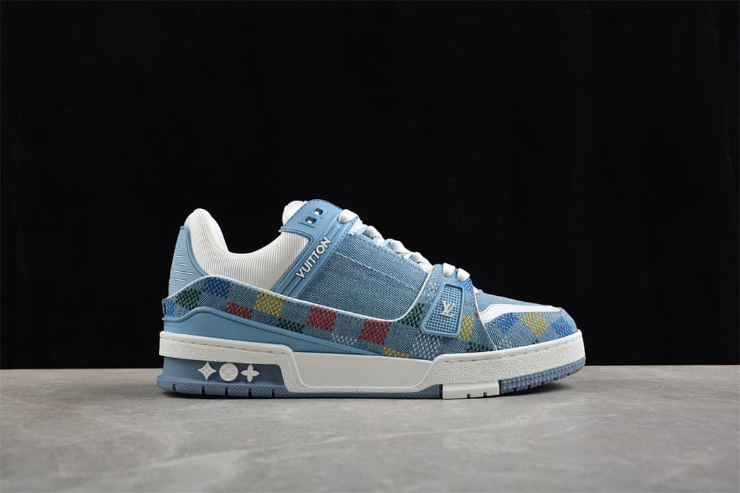 Side view highlighting the patterned trim and white midsole.