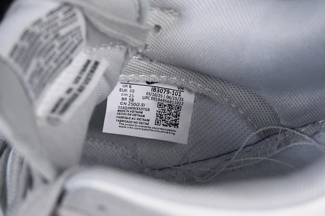 Inside size label showing a sample size and product code IB3079-101
