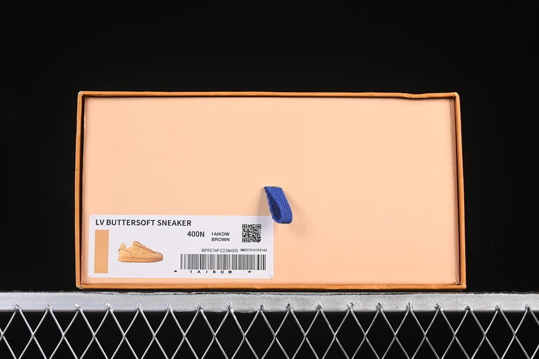 Sneaker box label identifying the Buttersoft sneaker in brown, style code 1AIKDW