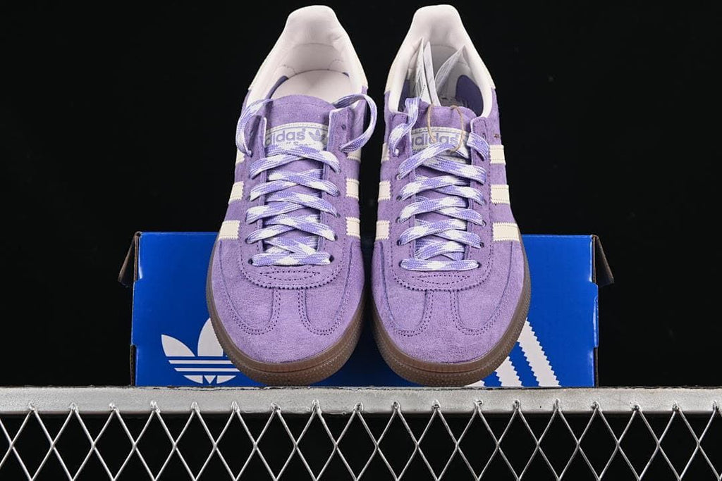 Front view of the pair displayed on the shoe box