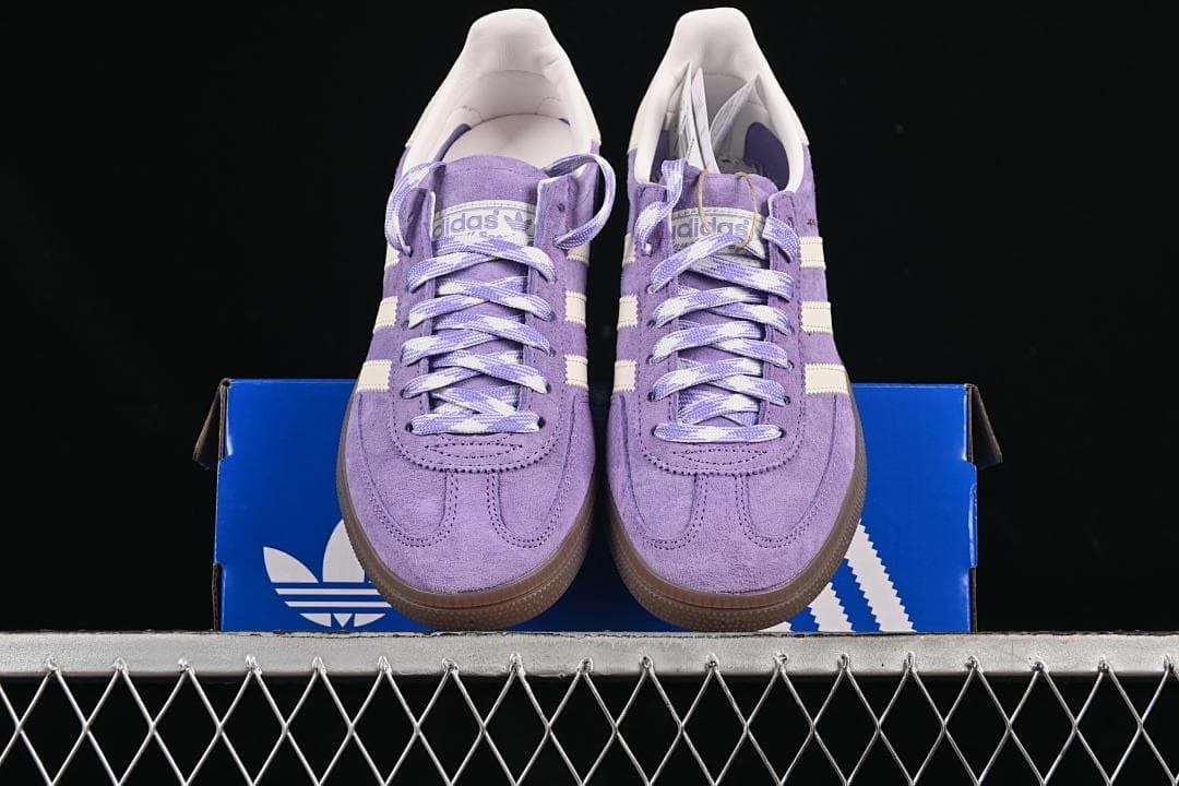 Front view of the pair displayed on the shoe box