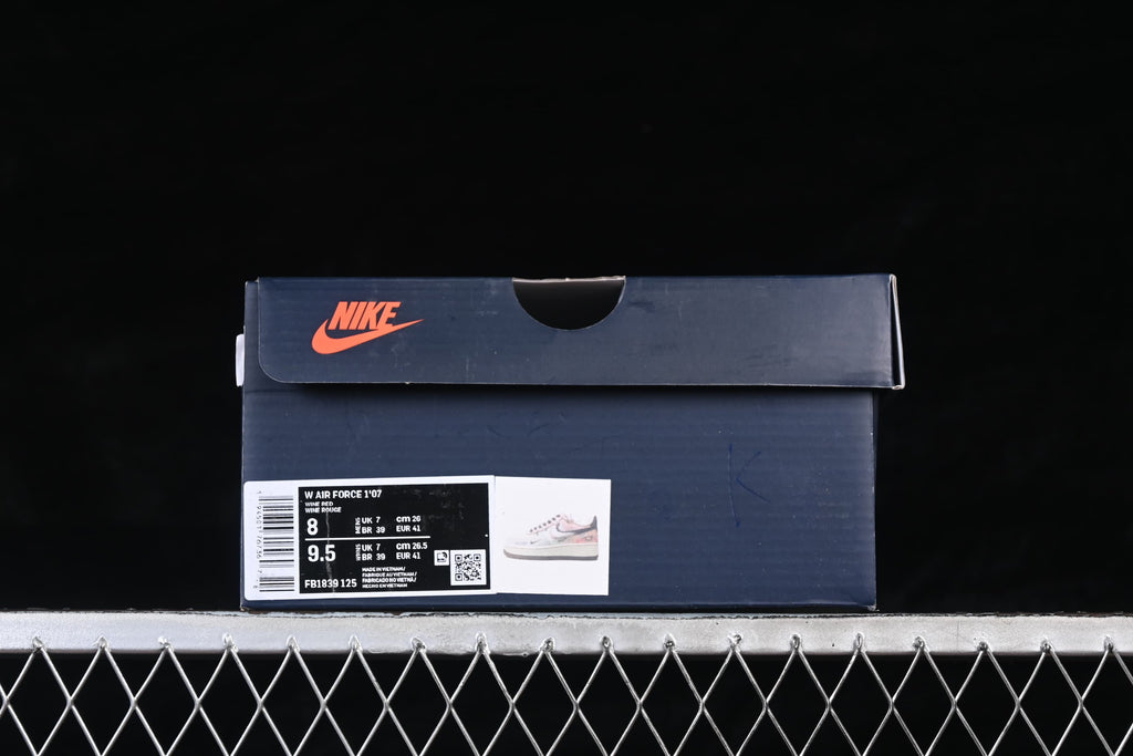 Shoebox label showing Air Force 1 '07, color description, and sample sizes