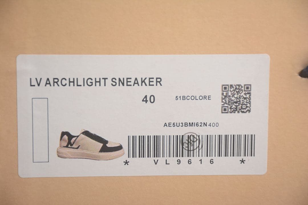 Shoebox label reading “LV ARCHLIGHT SNEAKER” and size 40