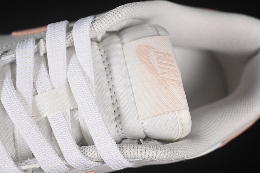 Close-up of the tongue, laces and padded collar