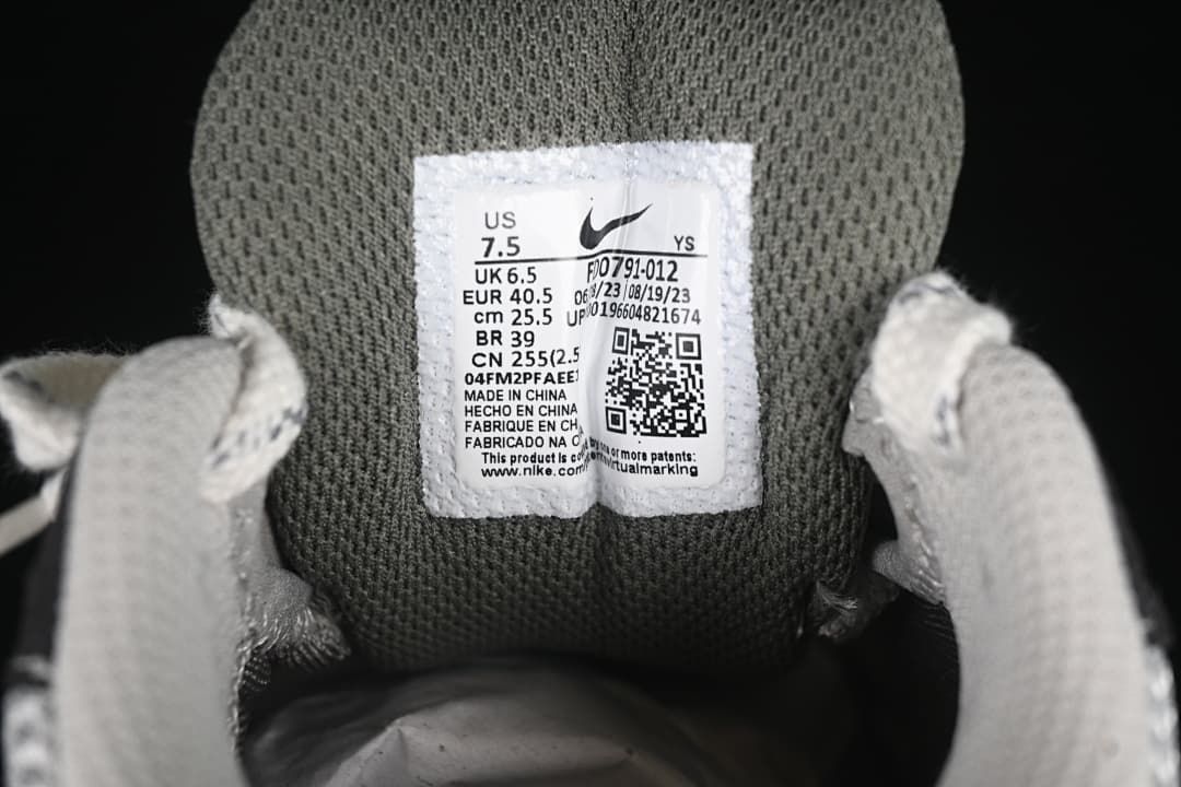 Tongue size label showing US 7.5, EU 40.5 and style code FD0791-012.