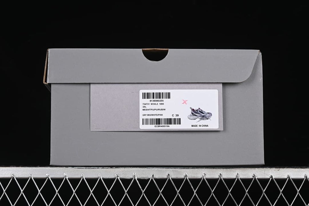 Grey shoe box label showing the 3XL model name, color text and size 39