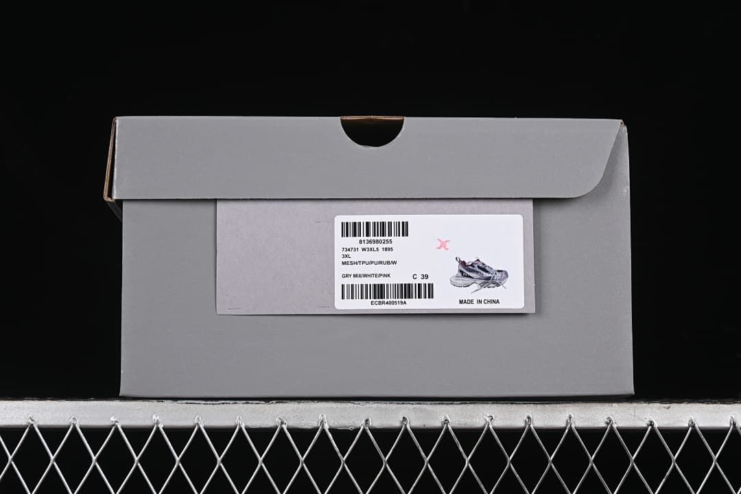 Grey shoe box label showing the 3XL model name, color text and size 39