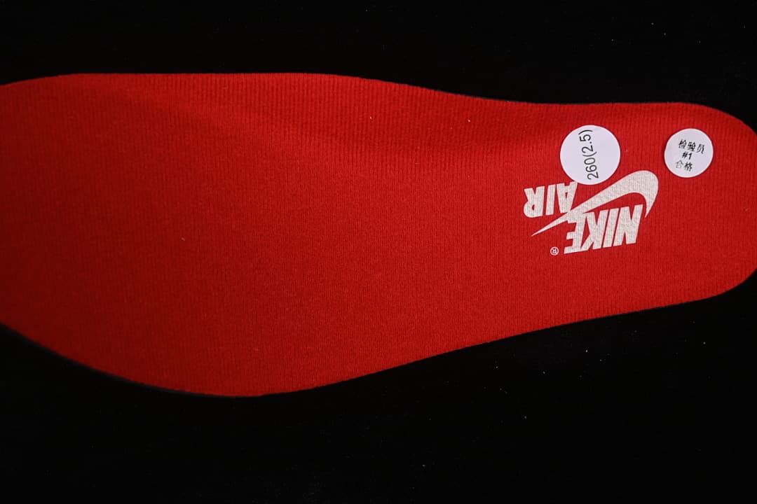 Red insole with a visible 260 (2.5) size marking