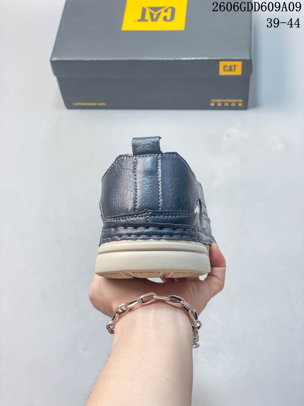 Rear view of a navy sandal showing stitched panels and a light-colored sole; image overlay shows sizes 39–44.