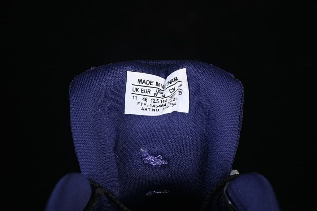 Close-up of the tongue label showing multiple size systems.