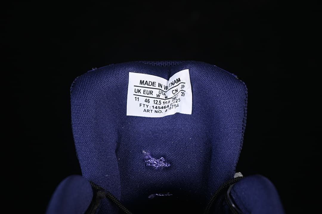 Close-up of the tongue label showing multiple size systems.